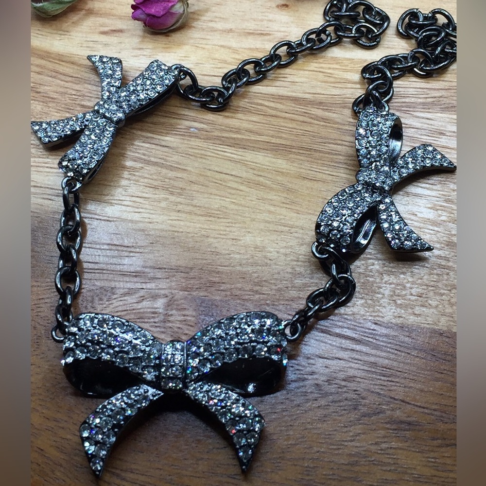 Bow necklace